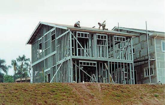 Em Cotia/SP, a seqncia da construo de uma casa com estrutura metlica