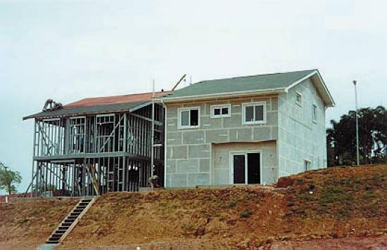 Em Cotia/SP, a seqncia da construo de uma casa com estrutura metlica