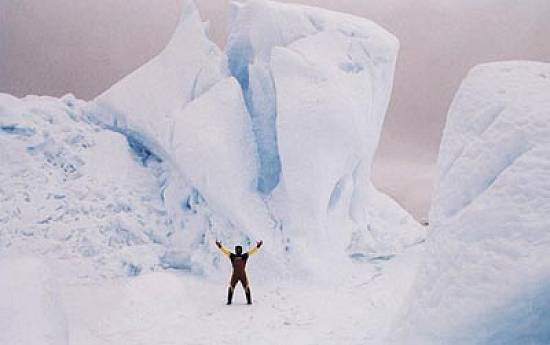 Marcos Hurodovich entre as belezas do continente gelado