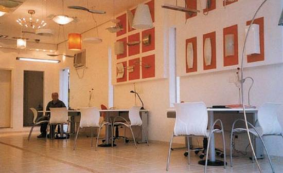 Esta��es de trabalho sinuosas t�m a marca Espa�o & Forma (Foto: Sandra Netto)