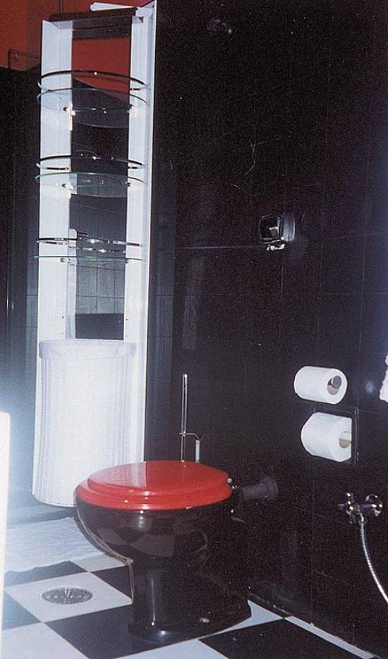 Banheiro da suite do rapaz, com acess�rios Interbagno/Guaruj�, por Glen Finch (Foto: Sandra Netto)