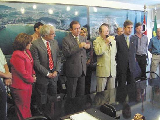 Ministro assina ordem de servi�o para a obra or�ada em R$ 72,5 milh�es (Foto: Prefeitura Municipal de Guaruj�)