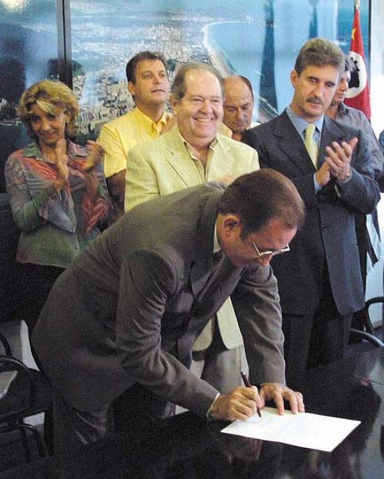 Ministro assina ordem de servi�o para a obra or�ada em R$ 72,5 milh�es (Foto: Prefeitura Municipal de Guaruj�)