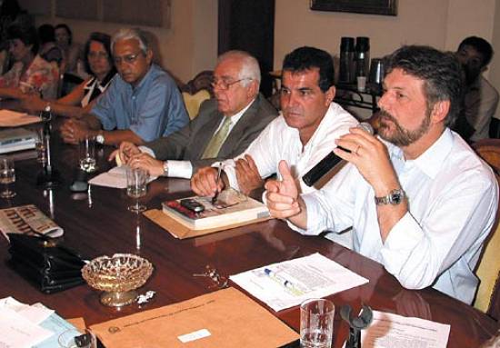 Prefeito Alberto Mouro fala na reunio do Condesb (Foto: Alexandra Giulietti/Prefeitura Municipal de Praia Grande)