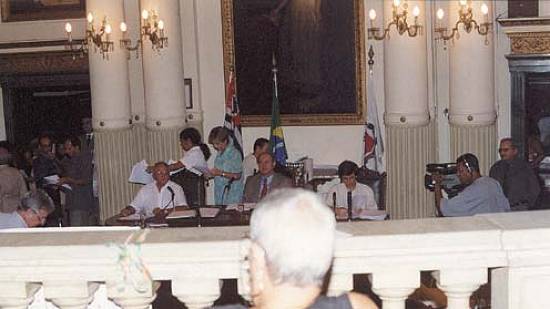 Sess�o na C�mara: diverg�ncias sobre os benef�cios do projeto (Foto: Maria Helena Silva)