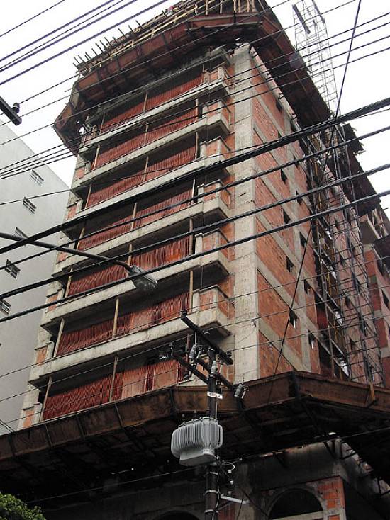 Residencial Saint Pierre: 20 apartamentos-tipo e duas coberturas triplex