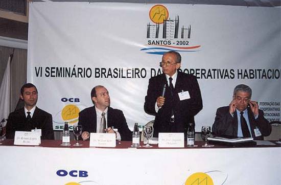 Um dos destaques do evento: o ministro Jos� Augusto Salgado, do STJ (em p�), abordou as mudan�as no novo C�digo Civil (Foto: L.C.Ferraz)