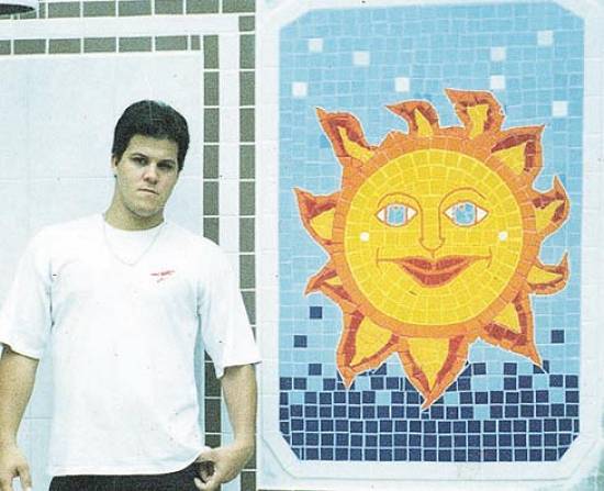 Tiago e um mosaico decorativo em �rea de piscina