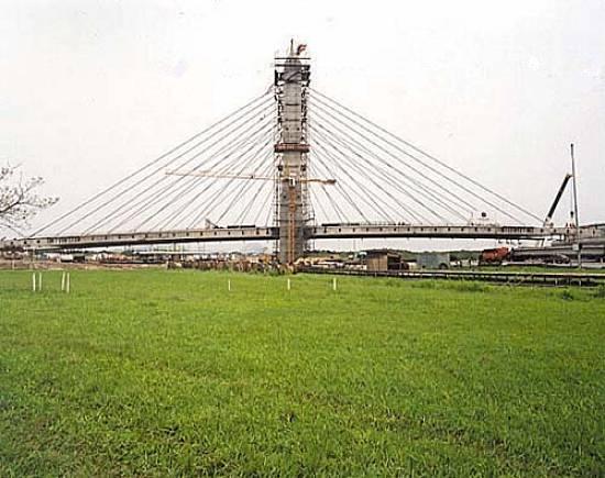 Na liga��o Anchieta-Imiggrantes foi constru�da uma ponte estaiada com 28 m de largura, cinco pistas e acostamento (Foto: Ecovias)