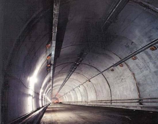 Foram perfurados tr�s t�neis, entre eles o maior do Brasil, com 3.085 metros de extens�o (Foto: Ecovias)