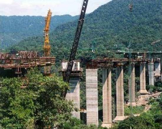 Pilares chegam a ter 120 metros de altura(Foto: Ecovias)