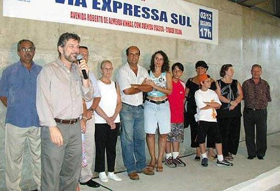 Mour�o e autoridades: homenagem �s fam�lias de emancipadores (Foto: Alexandra Giulietti/PMPG)