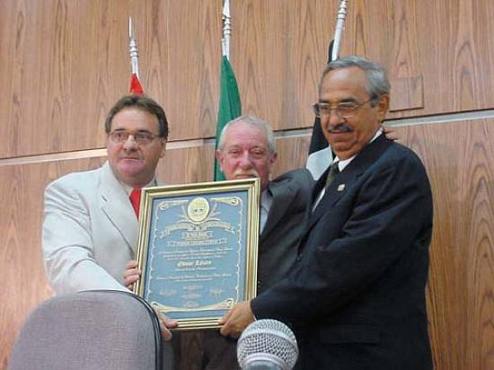 L�zaro, ladeado pelos vereadores Serrano e Esdras (Foto: C�mara Municipal de Praia Grande)