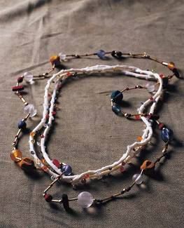 Flores, de Junia Machado: ouro e detalhes coloridos (Foto: Nana Moraes)