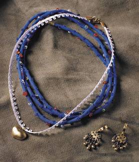 Flores, de Junia Machado: ouro e detalhes coloridos (Foto: Nana Moraes)