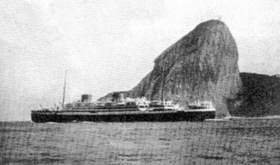 O 'Asturias' em 1932, passando defronte ao Po de Acar, no Rio de Janeiro