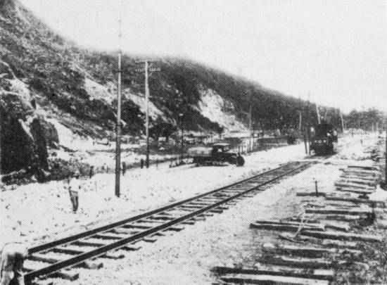 Montagem dos trilhos de bonde na Av. Manoel da Nbrega, na S.Vicente de 1932