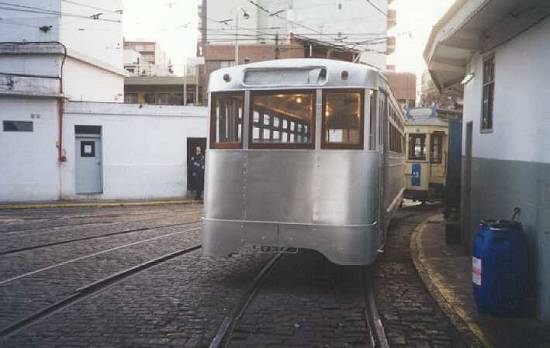 O bonde 3361 em fase de pintura, em foto de 8/2000 enviada por Lucio Peñaloza e Ernesto Falzone