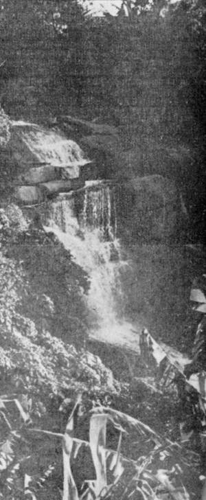 Foto de Carlos Marques em 1980 mostra a cachoeira da Nova Cintra, no ponto descrito como sada do lendrio tnel