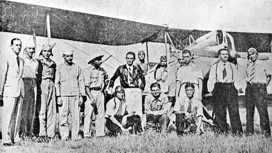 Alunos pilotos do Aeroclube e oficiais-instrutores e mecnicos da Base no campo da Bocaina, em 5/1941 (foto: revista 'Flama')