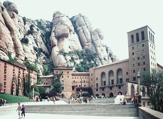 Entrada do mosteiro e baslica beneditinos, no Montserrat espanhol
