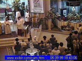Missa na Catedral de Santos, com a imagem de Nossa Senhora do Monte Serrat presente ( direita na foto)