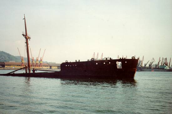 Os destroos do navio, em foto do final da dcada de 1980/90 (foto do arquivo do editor de 'Novo Milnio')