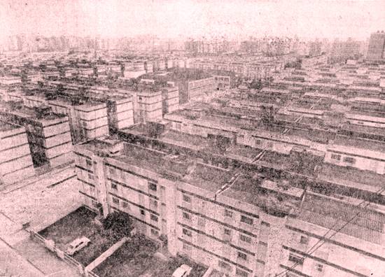 Esse conjunto popular, com mais de trs mil apartamentos, foi o primeiro do Brasil e padece de srios problemas