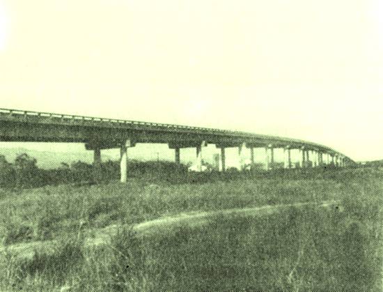 Ponte sobre o rio Itapanha, Rio-Santos, em uso desde 1984, permitiu acesso rodovirio a Bertioga (Foto: Almanaque da Baixada Santista 1976, de Olao Rodrigues, Santos/SP)