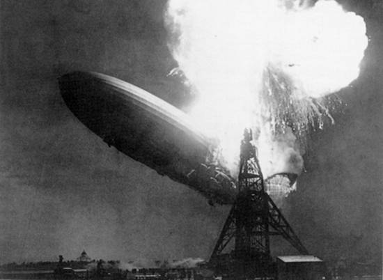 A exploso do 'Hindenburg' (Foto: 150 Jahre Fotojournalismus - The Hulton Deutsch Collection, Ed. Knemann, Kln, Deutschland, 1995, p.328)