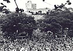 Praa Mau, no centro de Santos, durante a greve dos porturios em 1992.